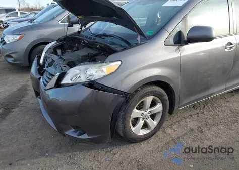 2014 Toyota Sienna Le V6 8 Passenger z USA, uszkodzony, nr VIN 5TDKK3DC7ES444442